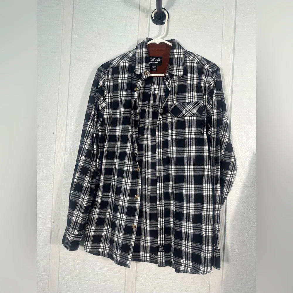 Yee Yee Black and White Mens Shirt Size Medium EUC